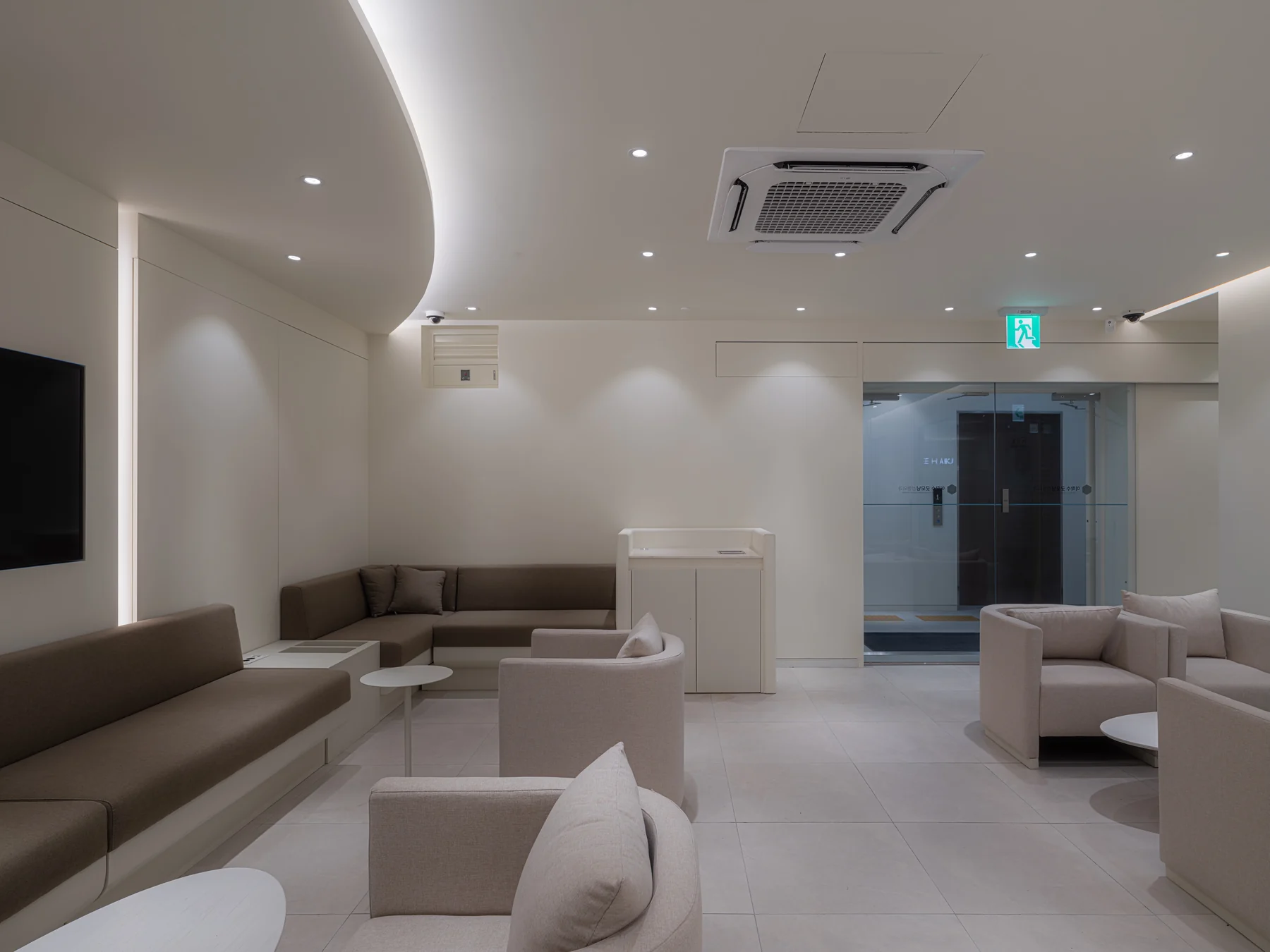 The clinic entrance on the 8th floor, seen from the lift lobby