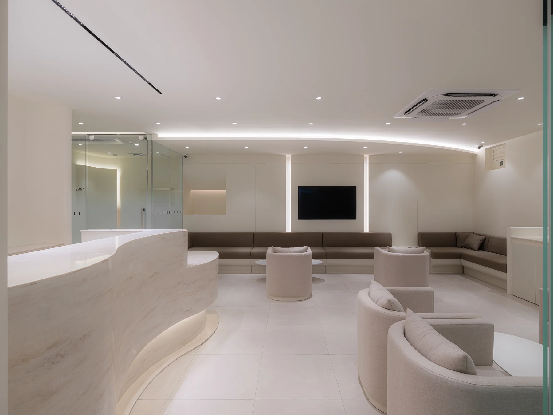 The reception desk and lounge of LEE HAKSOO Plastic Surgery in Seomyeon, Busan
