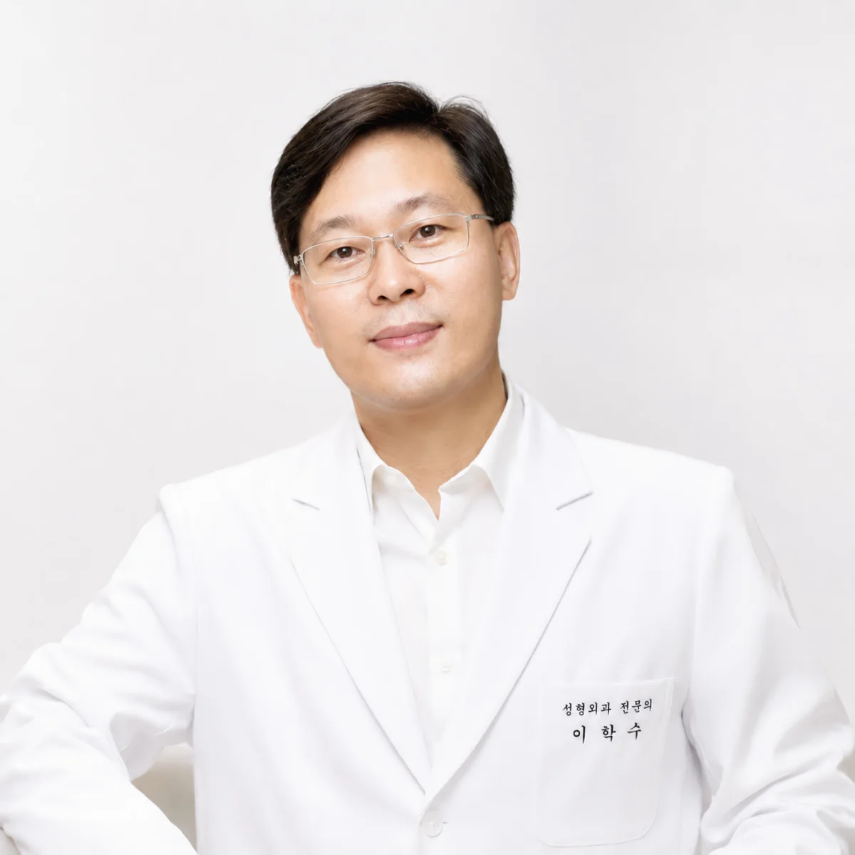 Dr. Lee Haksoo, board certified plastic surgeon specializing in eyelid surgery in Busan, Korea